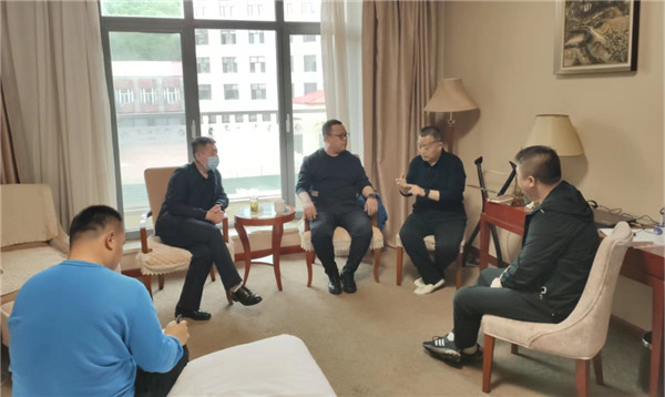 山東科技大學實用礦山壓力研究中心主任石永奎教授、郝建博士應(yīng)邀赴龍煤雙鴨山礦業(yè)集團進行技術(shù)交流