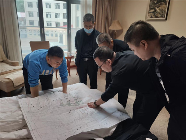 山東科技大學實用礦山壓力研究中心主任石永奎教授、郝建博士應(yīng)邀赴龍煤雙鴨山礦業(yè)集團進行技術(shù)交流